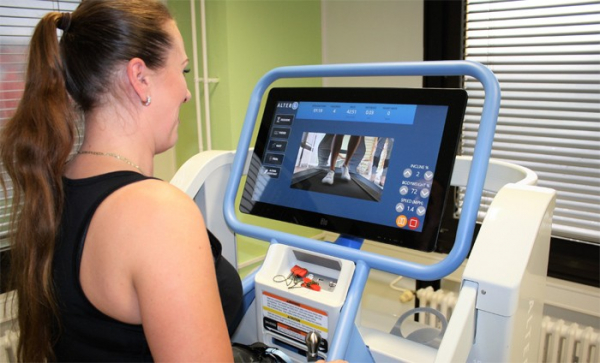 Pacienti šumperské nemocnice rehabilitují na novém přístroji, který simuluje chůzi na měsíci