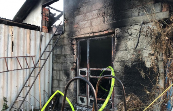 Požár dvojgaráže v Jezernici poškodil vozidlo i historické motorky