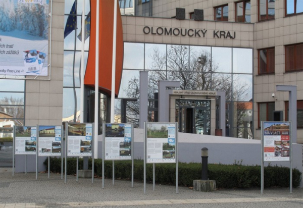 Výstava Má vlast cestami proměn 2015 doputovala před Krajský úřad Olomouckého kraje