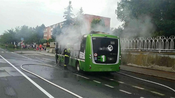 Požár autobusu v Hranicích s desetimilionovou škodou