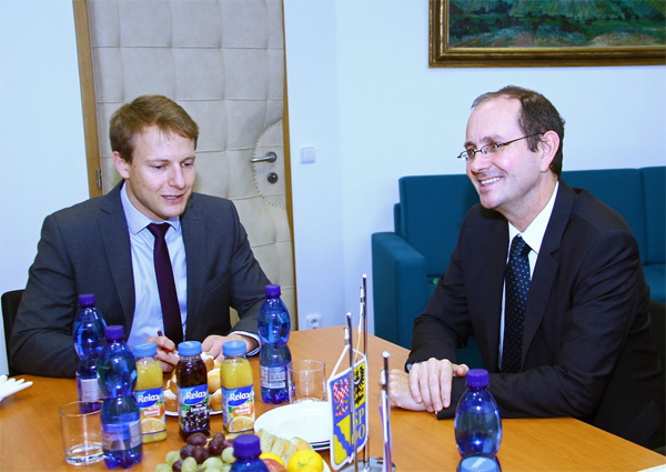 Kraj navštívil německý velvyslanec. S náměstkem hejtmana Zemánkem diskutoval o ekonomice i školství