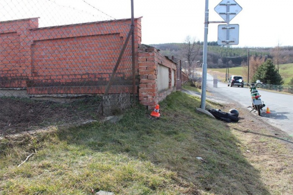 Motocyklista narazil do zdi u hřbitova