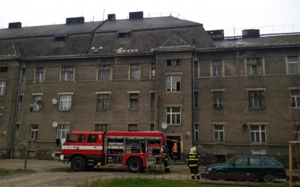 Zahoření ve střeše bytového domu v Přerově, Kojetínská ul.