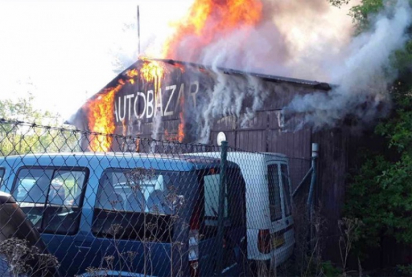 V Šumperku vyhořela budova autobazaru