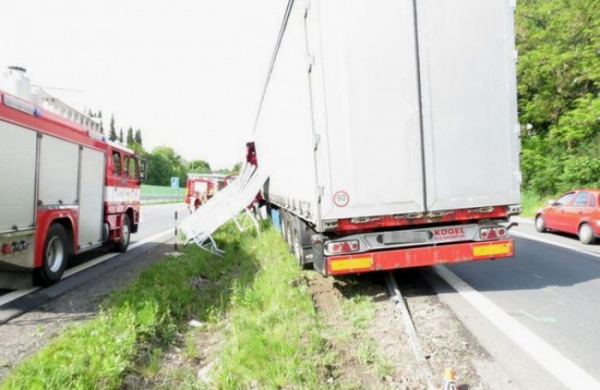 Nehoda dvou nákladních vozidel s návěsy