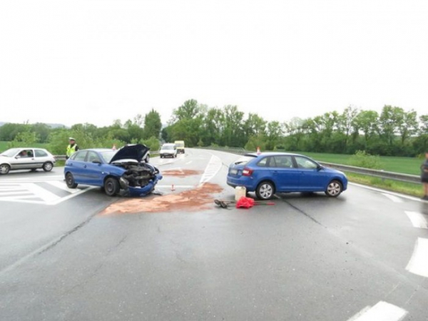 Dopravní nehoda dvou osobních vozidel u Postřelmova