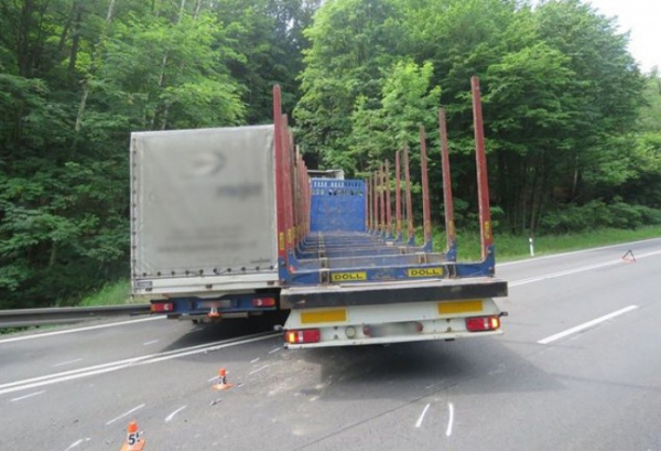 Nehoda dvou nákladních vozidel na Olomoucku zaměstnala policisty i hasiče 