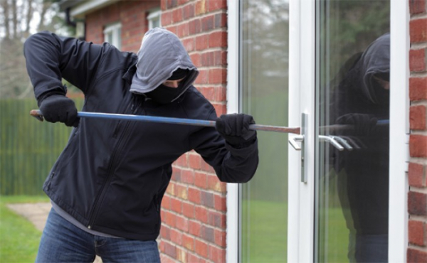 Síť na okně rodinného domu v Čehovicích zloděje neodradila