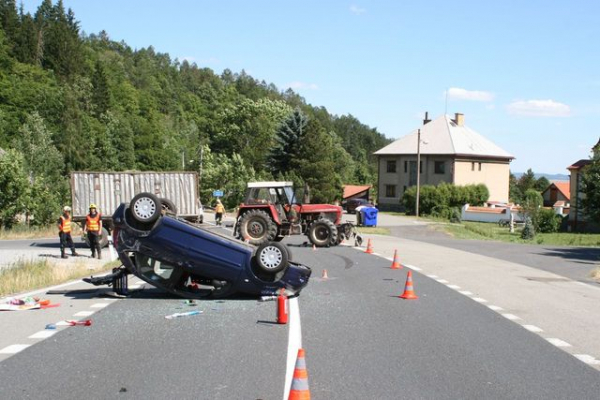 Osobní vůz po střetu s traktorem skončil na střeše