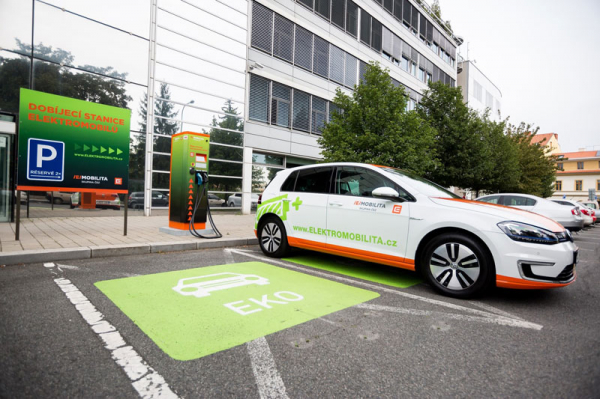 Elektromobily poprvé prolomily spotřebu milion kWh. Nejvíce se tankovalo V Praze a Olomouci