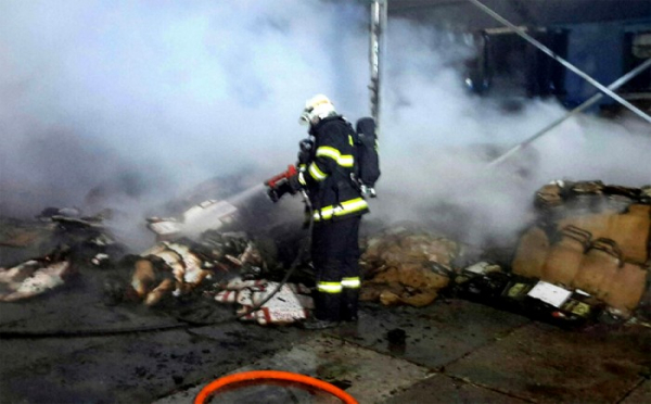 Požár skladovací haly průmyslového areálu v Litovli zaměstnal čtyři jednotky