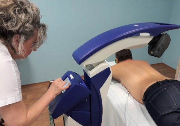 Nový laserový přístroj v Nemocnici Šumperk uleví od bolesti kloubů