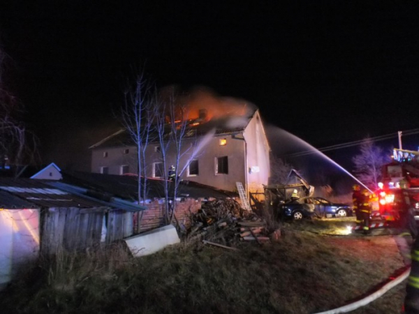 Požár bytovky na Olomoucku hasilo 7 jednotek
