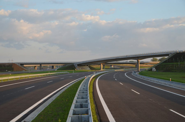 Nový dálniční úsek v délce 14 km propojuje dálnici D1 od Přerova s dálnicí D35 od Olomouce