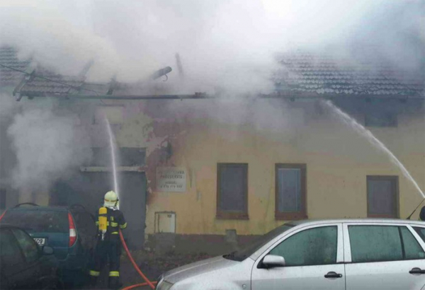 V Lobodicích na Přerovsku hořel rodinný dům s autoservisem