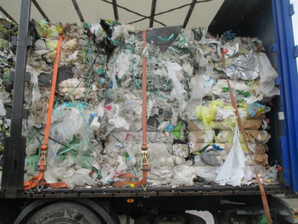 Olomoučtí celníci odhalili tři kamiony při nelegální přepravě 70 tun odpadů