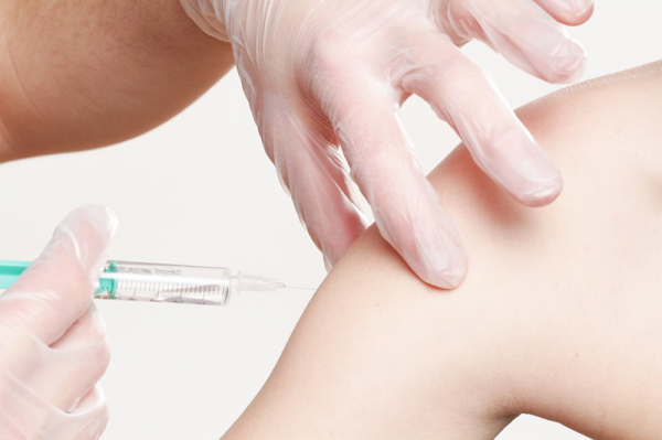 Pouze ¼ Olomouckého kraje je očkována proti klíšťové encefalitidě. Česká vakcinologická společnost doporučuje očkování neodkládat