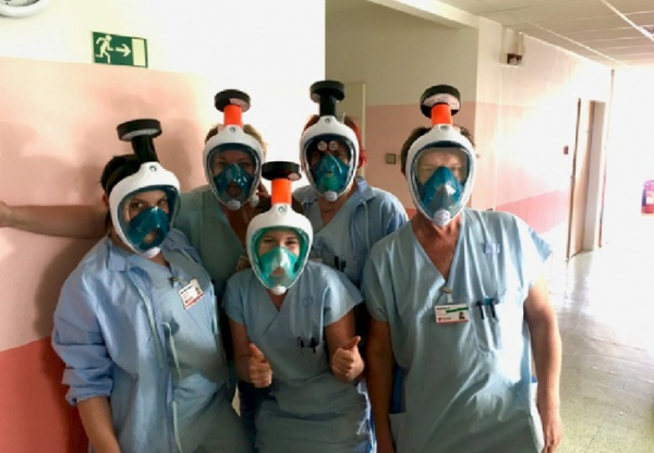 Zdravotníky šumperské nemocnice chrání před koronavirem potápěčské masky