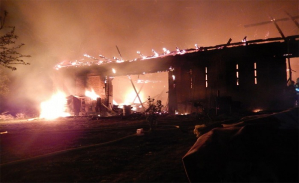 Požár stodoly a zemědělské techniky v Klokočí na Přerovsku