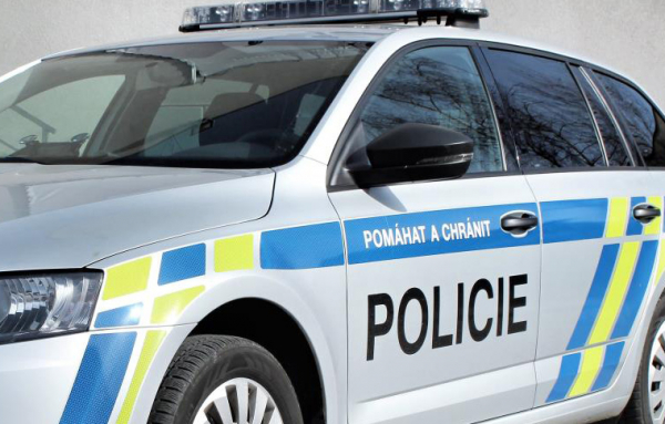 Opilý řidič naboural několik zaparkovaných aut, škoda je odhadována na 265 000 korun