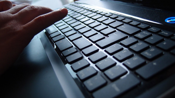 Podvodníci oklamali přes 400 zákazníků podvrženými e-shopy. Skončili za mřížemi