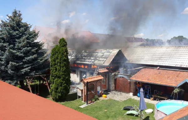Požár dvou hospodářských přístavků s částí rodinného domu na Prostějovsku způsobil škody za 1 milion korun