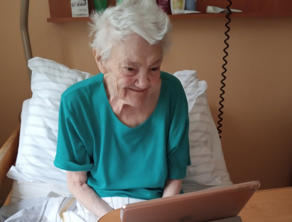 Pacienti Interny Zábřeh komunikují s rodinou pomocí nového tabletu