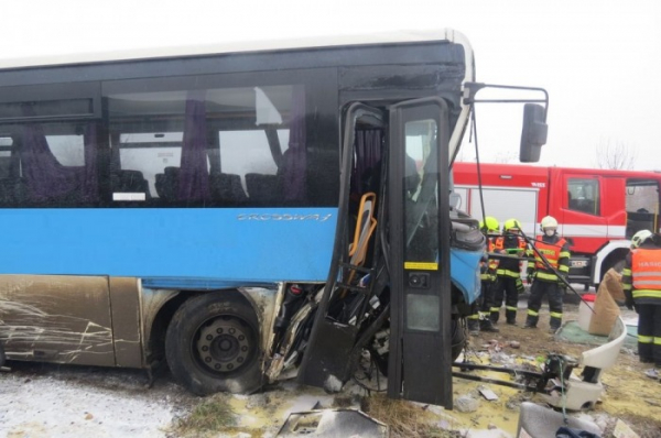 Nehoda autobusu na Olomoucku si vyžádala tři zraněné 