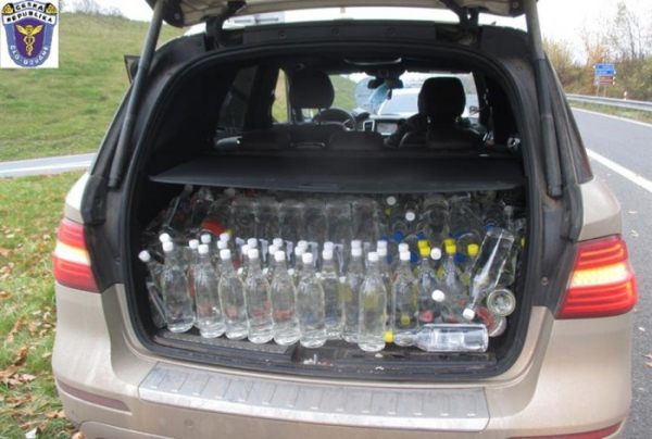 Olomoučtí celníci zajistili při kontrole neznačený alkohol v plastových lahvích