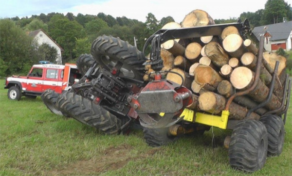 V Jeseníku se převrátil traktor se dřevem