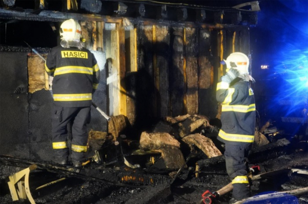 Plameny zachvátily dřevěný areál ve Slatinicích na Olomoucku