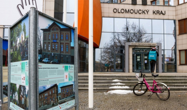Výstava Má vlast cestami proměn doputovala před krajský úřad v Olomouci