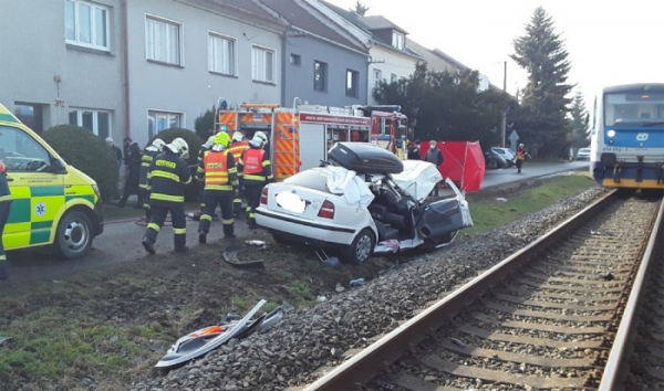 V Kostelci na Hané se na železničním přejezdu střetl vlak s osobním vozem