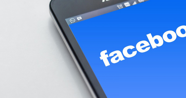Dvojice mužů poškodila spolupracovníka zneužitím jeho facebookového profilu, hrozí jim až tříletý trest