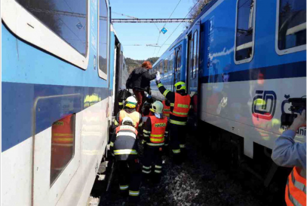 Při požáru lokomotivy na nádraží v Hoštejně bylo evakuováno 77 cestujících
