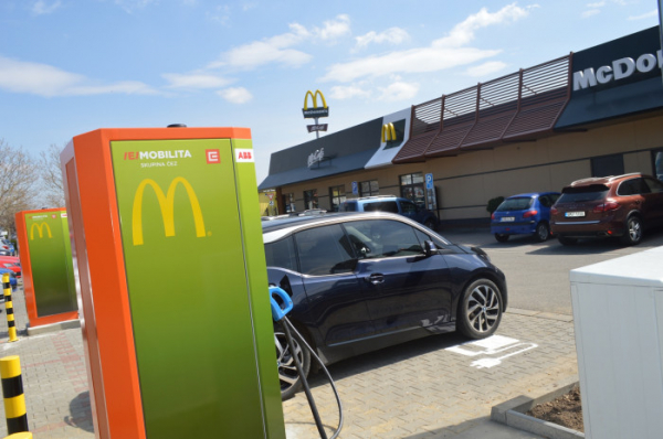 V Olomouckém kraji elektromobily nejčastěji tankují u McDonald's v OC Haná