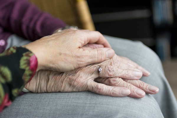 Úmrtnost seniorů nad 80 let se dostala na úroveň před propuknutím covidové epidemie