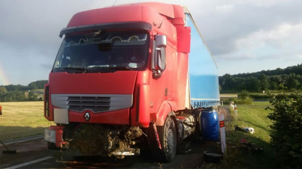 Dopravní nehoda kamionu s únikem většího množství nafty na komunikaci