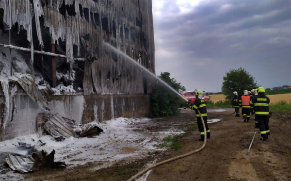 7 jednotek zasahovalo u požáru velkokapacitního skladu sena v Želatovicích