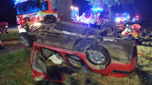 Osobní vůz narazil na Olomoucku do stromu, všech pět cestujících skončilo se zraněním v nemocnici
