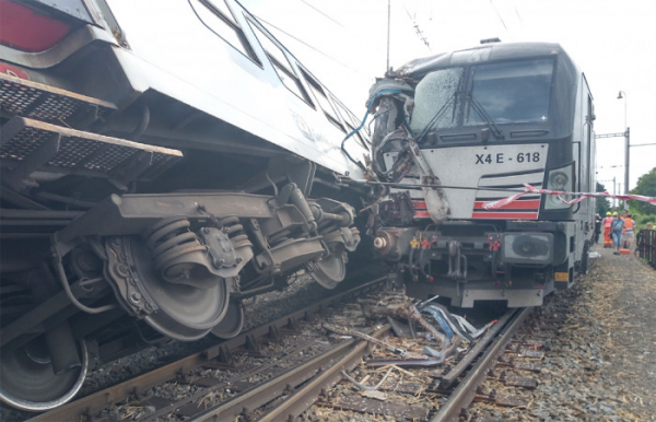 V Němčicích nad Hanou se srazil osobní vlak s lokomotivou, dvě osoby se zranily