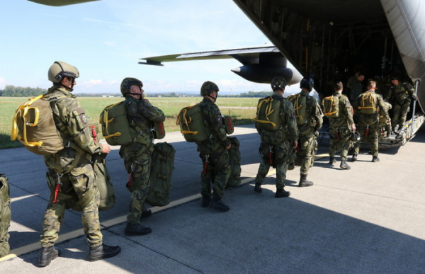 Šedesát výsadkářů pomáhalo s certifikací armádních padáků na letouny Hercules