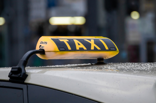 Taxikářky z Olomouce naletěly podvodníkovi, vymyslely si proto loupežné přepadení