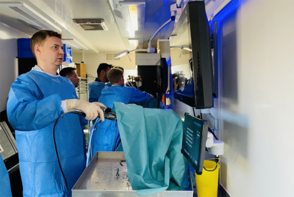 Šumperští ortopedi trénují nejnovější operační techniky ve speciální mobilní laboratoři 