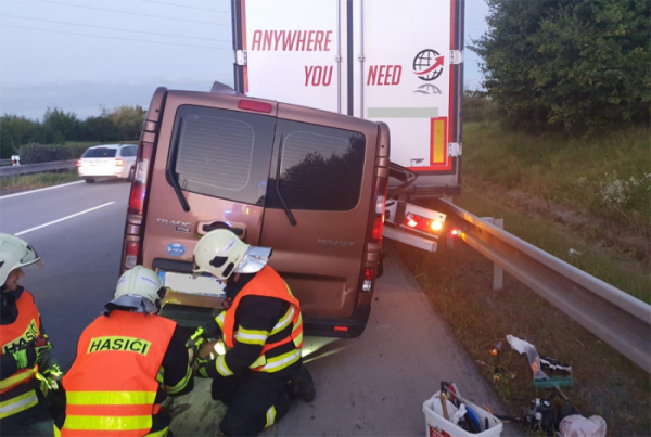 Na D35 u Velké Bystřice vyprošťovali hasiči řidiče zaklíněného v dodávce pod návěsem kamionu