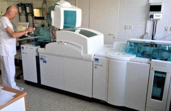 Laboratoře Nemocnice AGEL Podhorská mají k dispozici 6 nových analyzátorů. Vyhodnocení vzorků je rychlejší