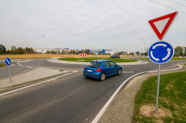 Nepřehlednou křižovatku v Mohelnici vystřídal kruhový objezd
