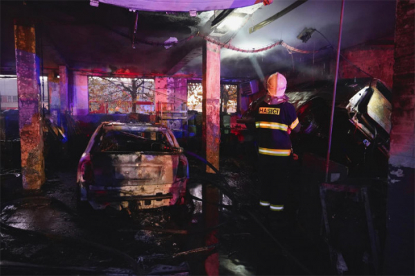 Autodílnu v Olomouci zachvátil požár, jeden pracovník se zranil