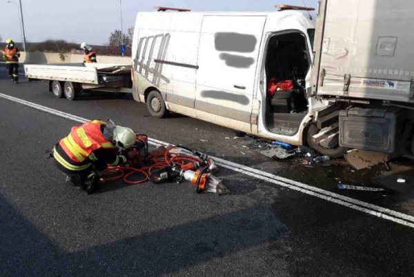 Po nehodě kamionu a dodávky na D46 museli hasiči vyprostit dvě zraněné osoby