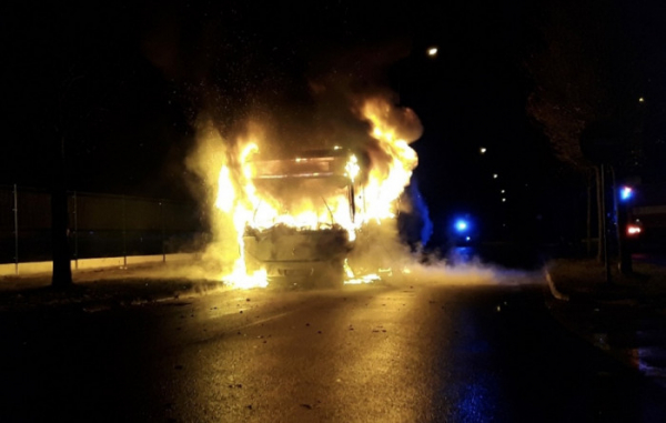 V Prostějově u nádraží shořel autobus, požár způsobil statisícové škody